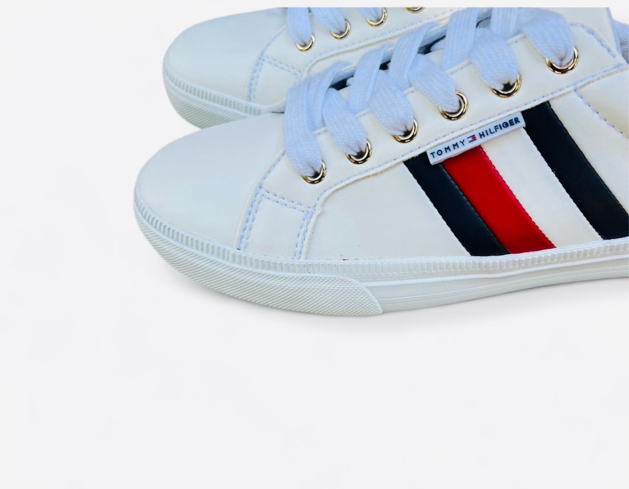 Like New Tommy Hilfiger White Sneakers with Blue and Red Accents – Women’s Casual Shoes