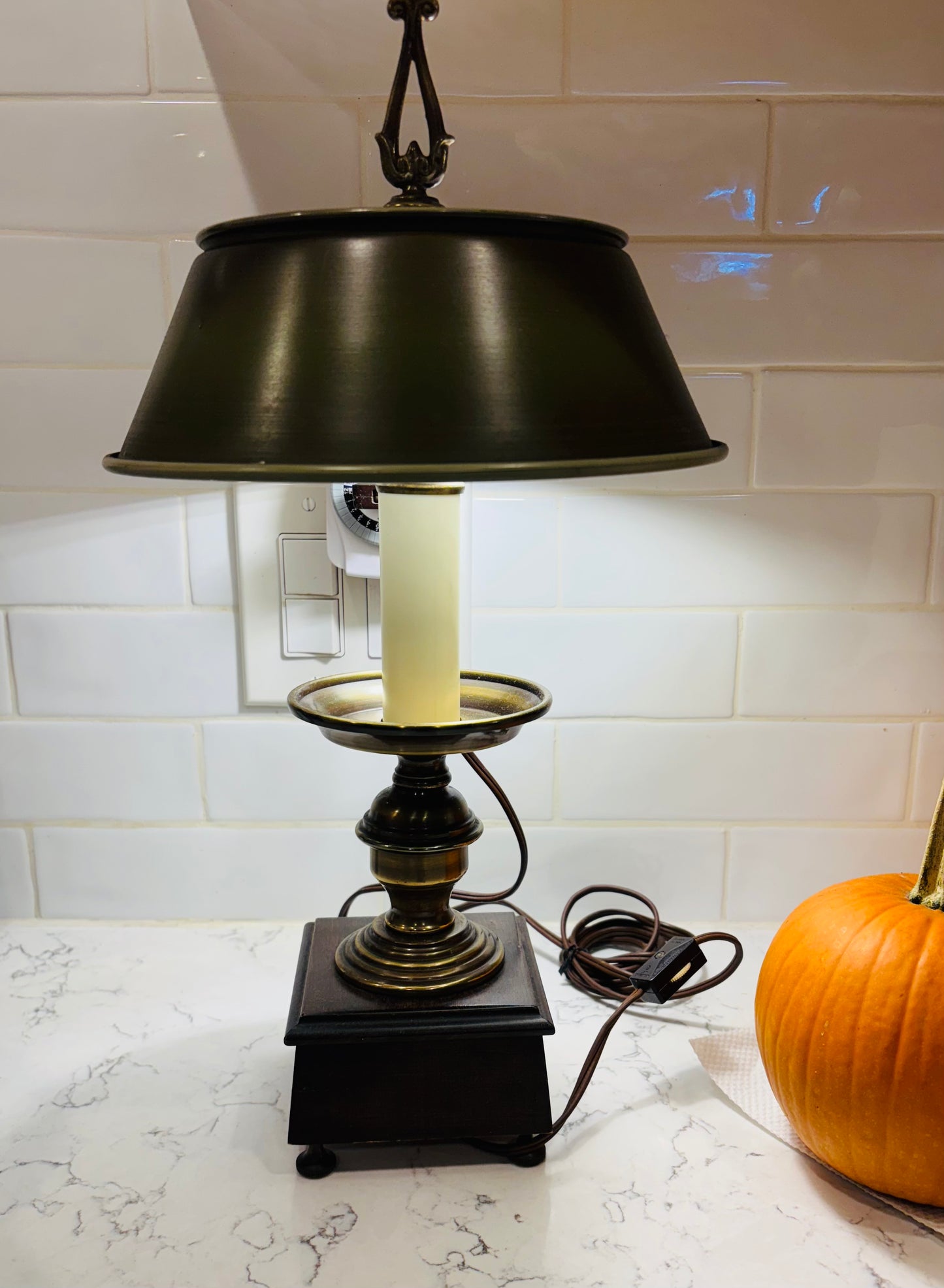 Rare Underwriters Laboratories Green Wood & Brass Base Lamp 