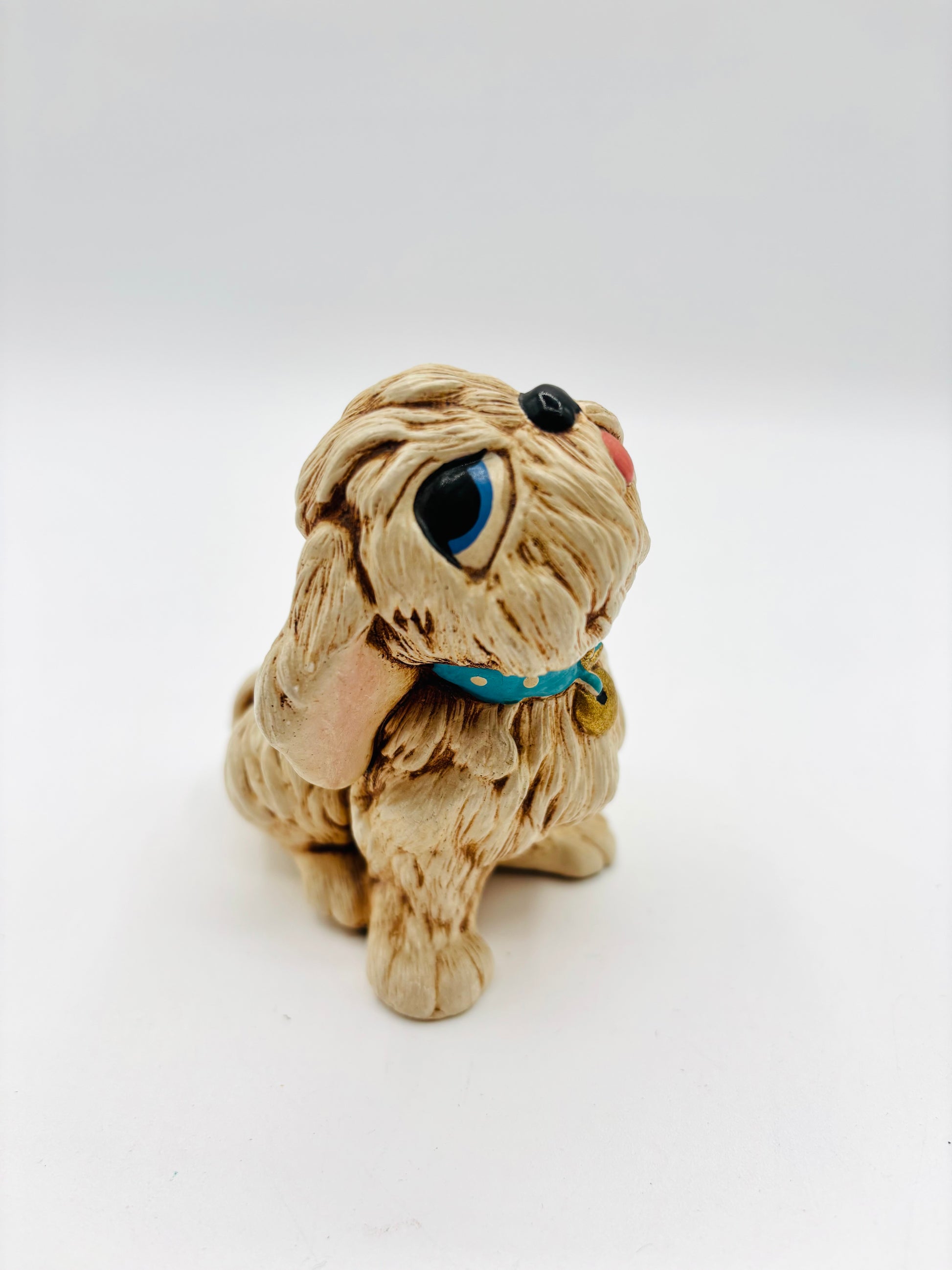 Vintage Pendelfin ENGLAND “Tammy” Puppy Dog Figurine – Blue Collar, Big Blue Eyes – Hand Painted Stonecraft Collectible 