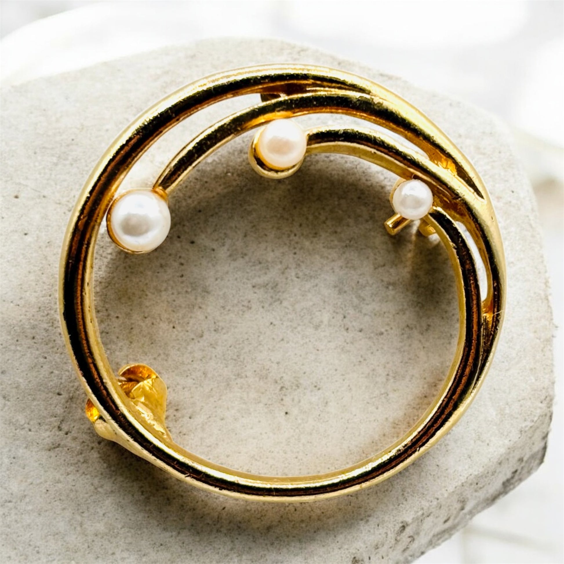 Vintage Brooch Classic Gold Tone Open Circle Wave Swirl with Faux Pearls 